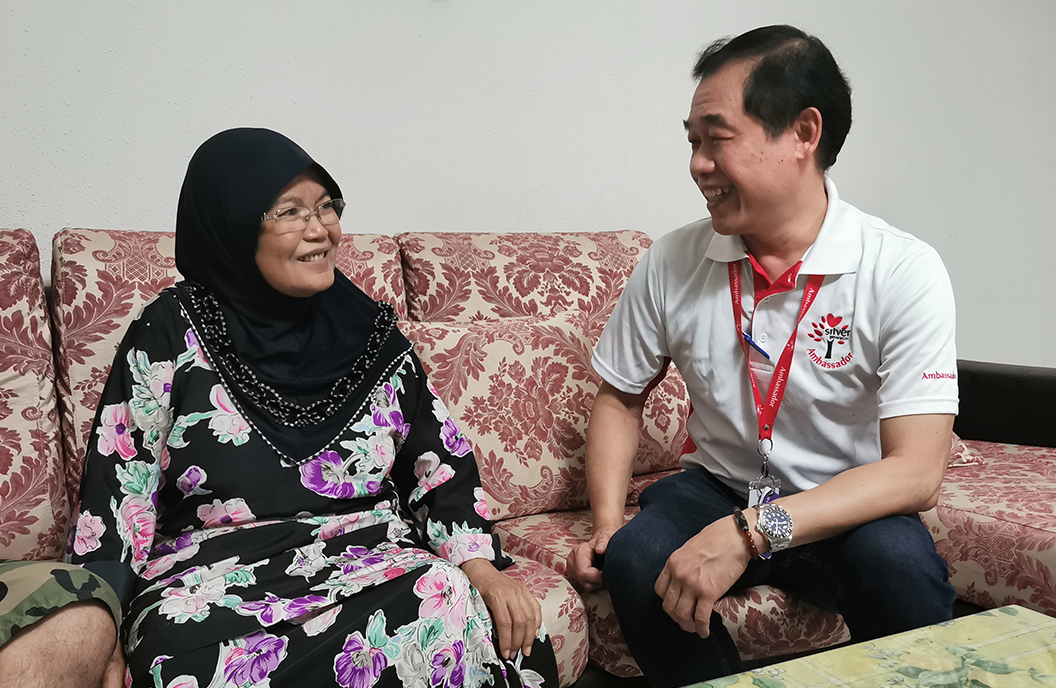 SGO Staff William chats with Mdm Serwati about Active Ageing Programmes